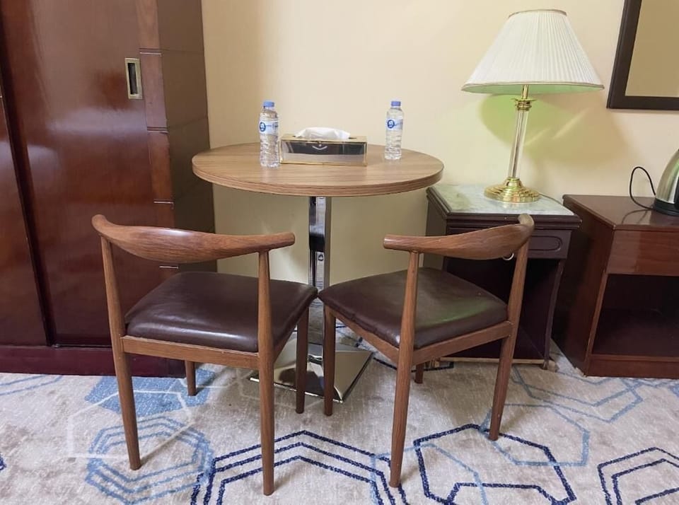 Desk, WiFi (free)