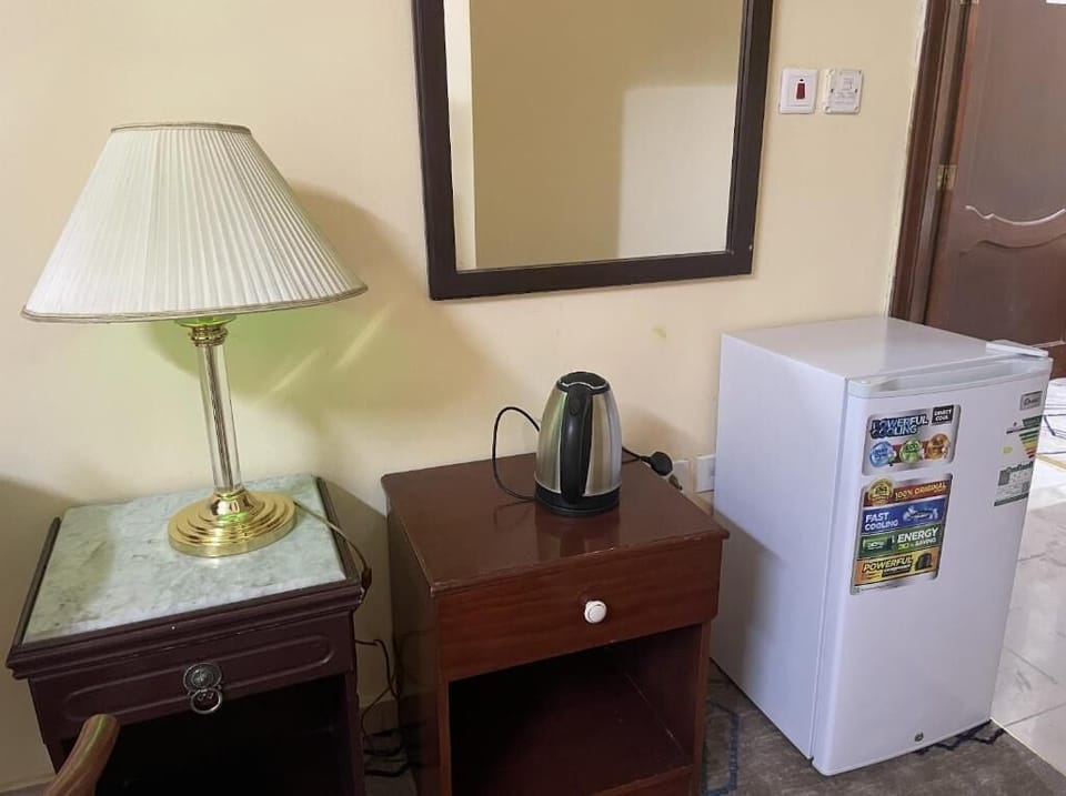 Desk, WiFi (free)