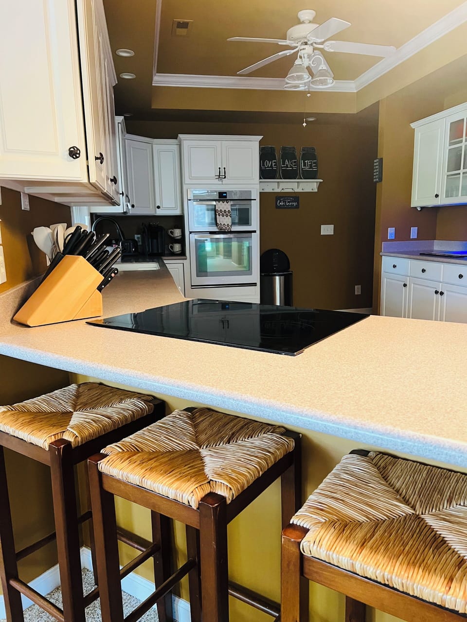 Roomy kitchen, fully stocked!