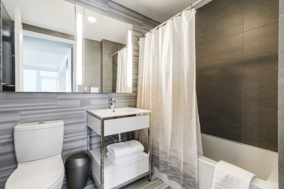Second bathroom with shower 🚿/ tub 🛀