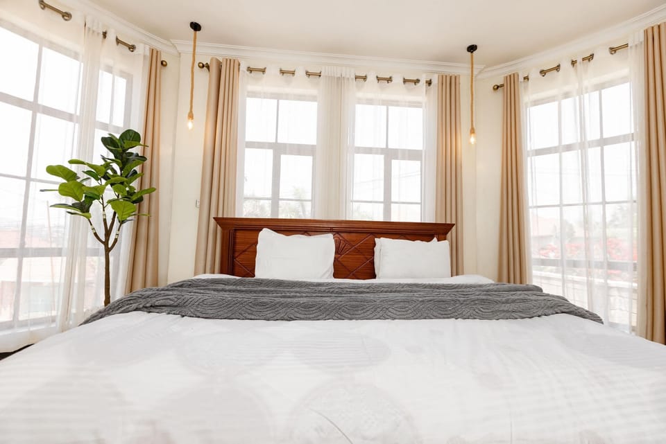 Comfort Room | Egyptian cotton sheets, premium bedding, down comforters, desk