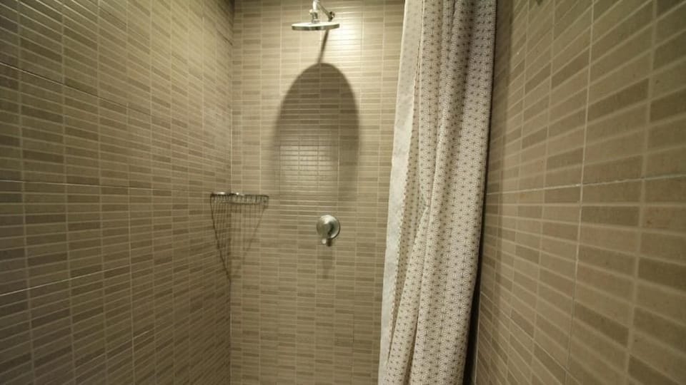 Shower, towels