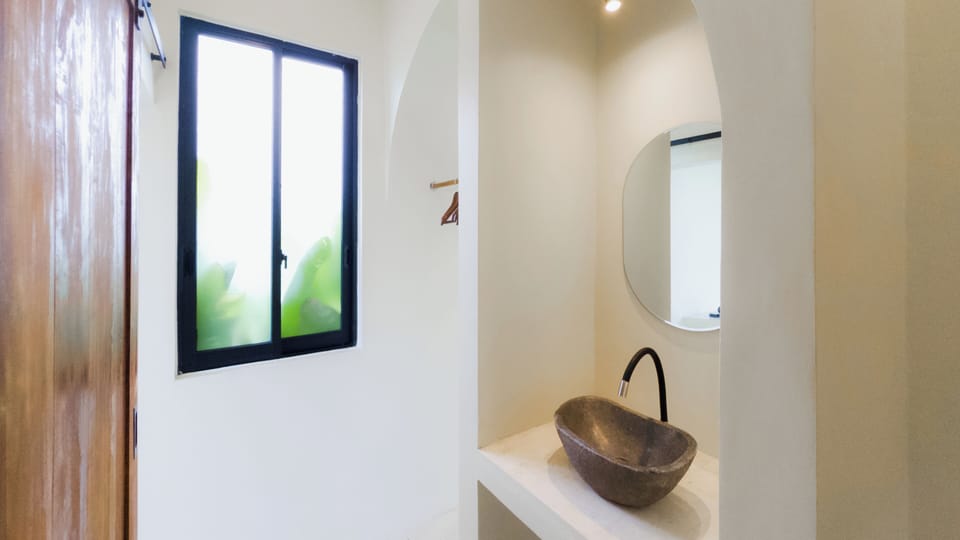 Deluxe Double Room | Bathroom | Shower, towels, soap, shampoo