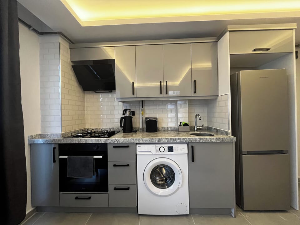 Full-size fridge, oven, stovetop, coffee/tea maker