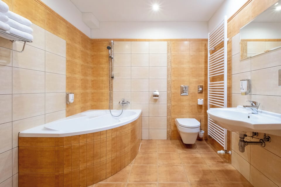 Classic Triple Room | Bathroom | Free toiletries, hair dryer, towels, soap