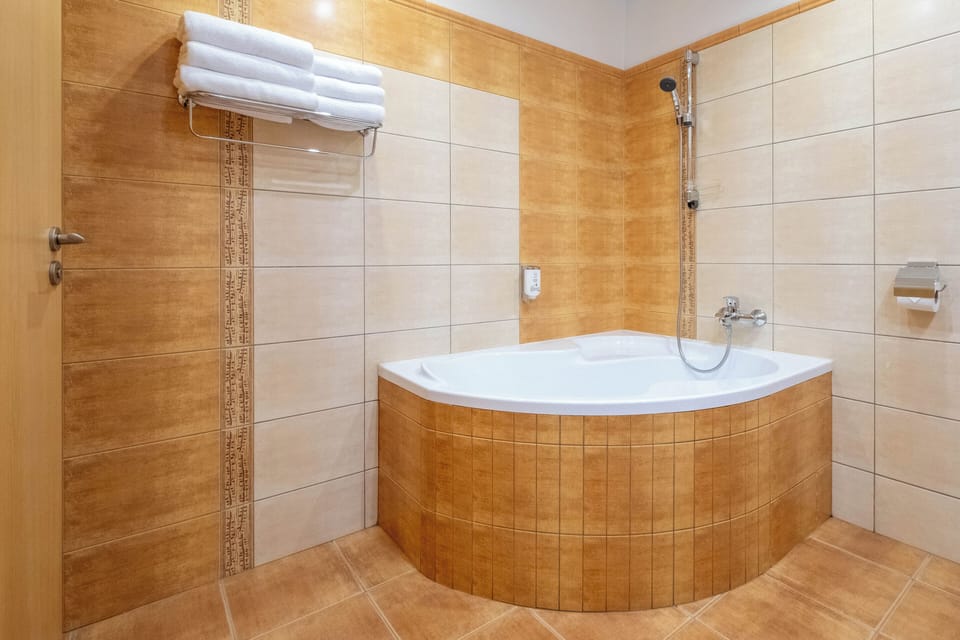 Classic Triple Room | Bathroom | Free toiletries, hair dryer, towels, soap