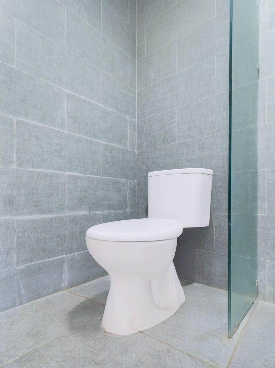 Shower, rainfall showerhead, free toiletries, bidet