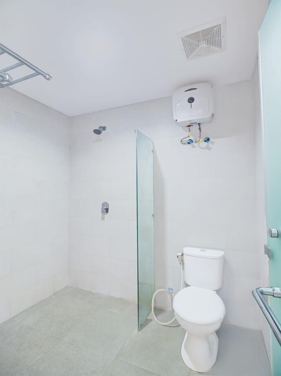 Shower, rainfall showerhead, free toiletries, bidet