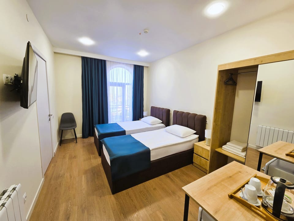 Twin Room | Desk, free WiFi