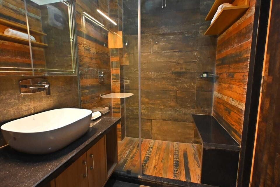 Premium Room | Bathroom | Slippers