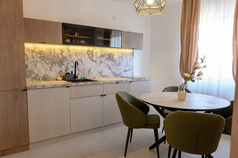 Luxury Apartment, Balcony | Private kitchen | Oven, stovetop, cookware/dishes/utensils
