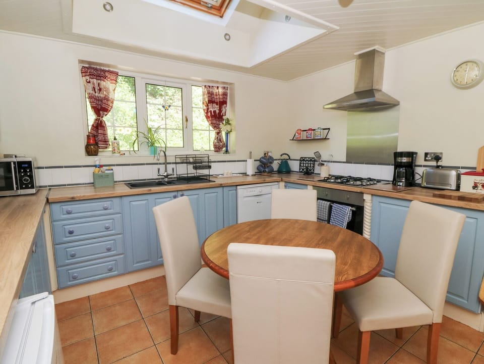 Fridge, microwave, dishwasher, cookware/dishes/utensils