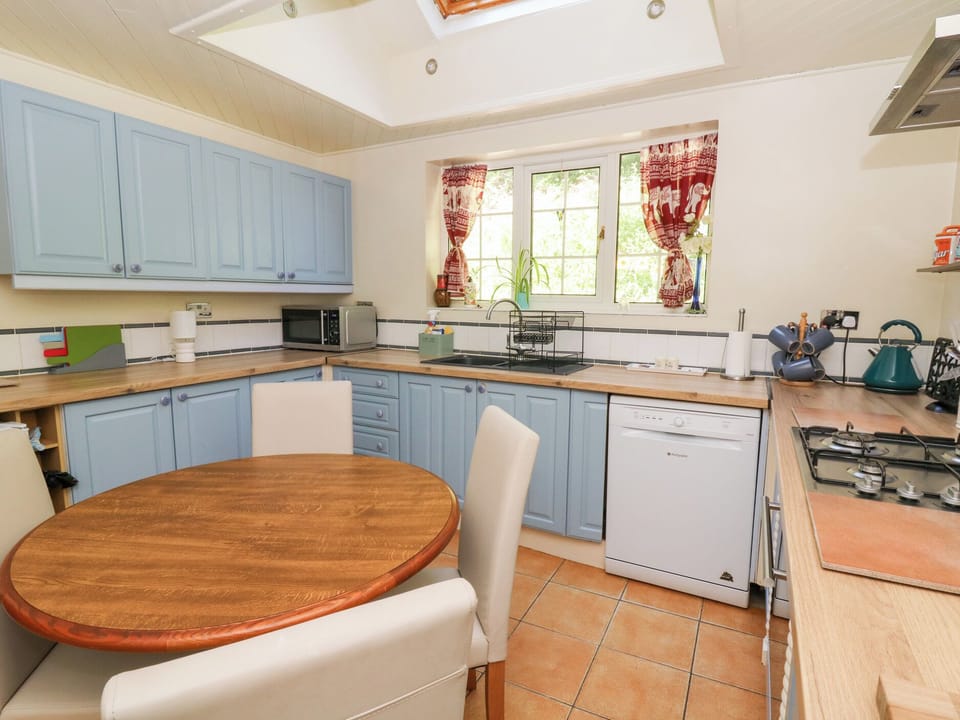 Fridge, microwave, dishwasher, cookware/dishes/utensils
