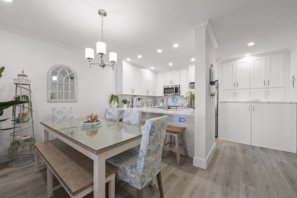 Condo, 2 Bedrooms | Dining