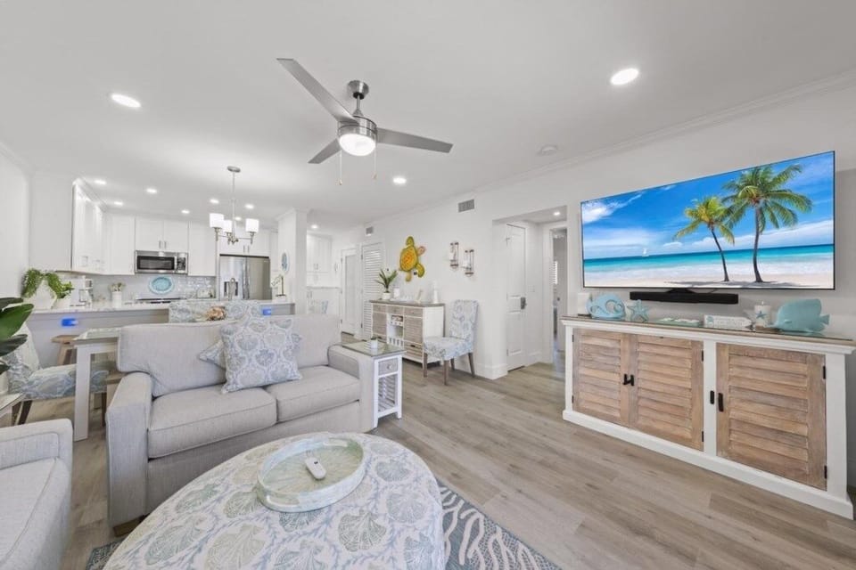 Condo, 2 Bedrooms | Living area