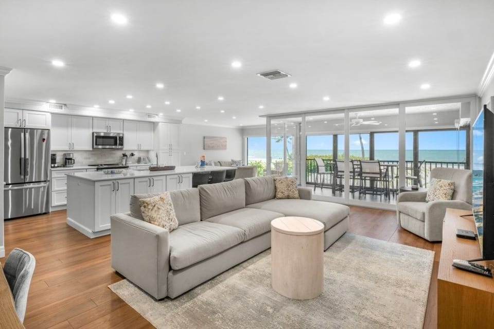 Condo, 2 Bedrooms | Living area