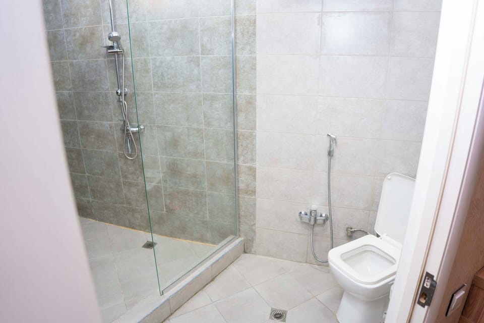 Comfort Twin Room | Bathroom | Free toiletries, slippers, soap, shampoo