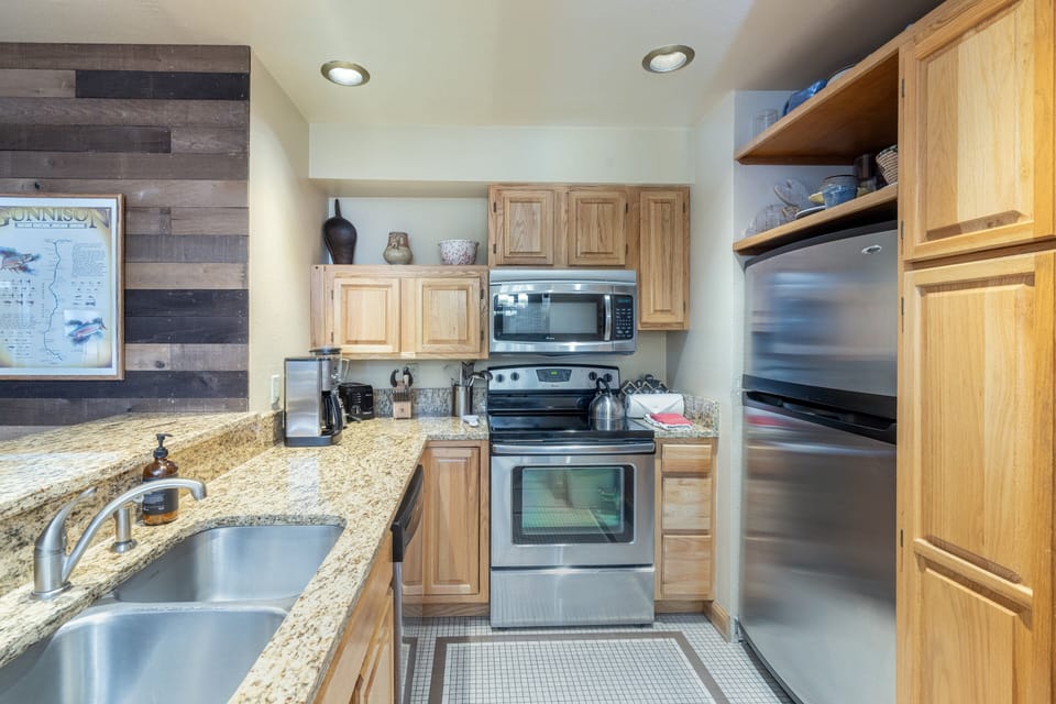 Condo, 1 Bedroom | Private kitchen | Fridge, oven, coffee/tea maker, toaster