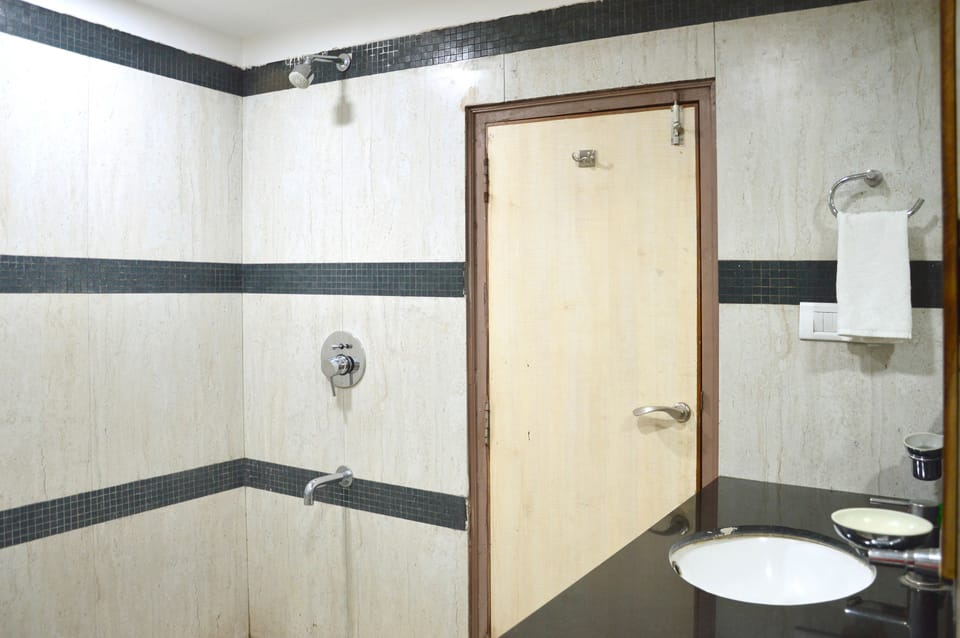 Superior Double Room, 1 Double Bed, City View | Bathroom | Shower, free toiletries, towels