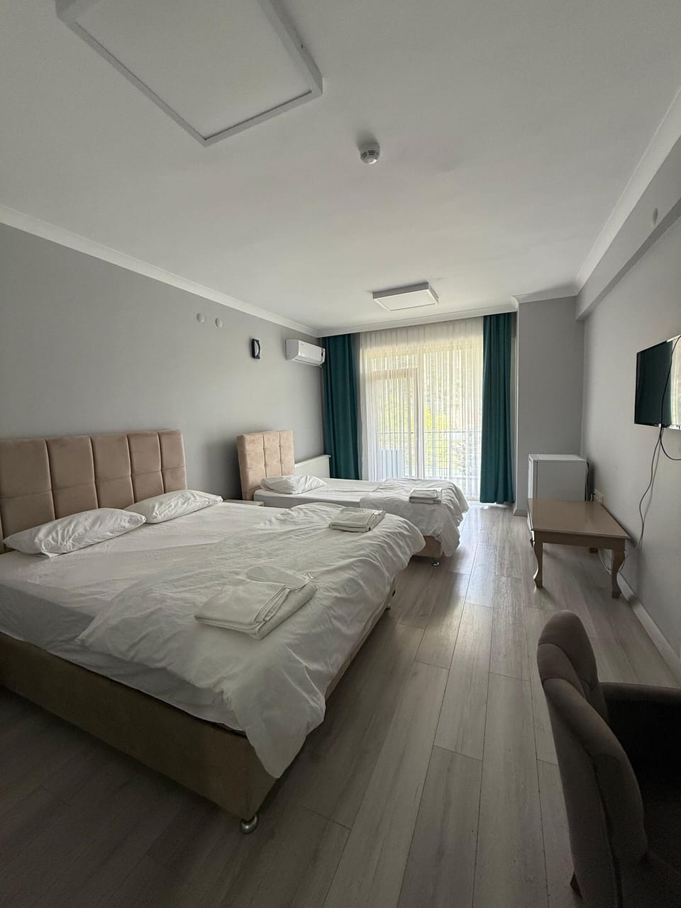 Room, Mountain View | Desk, laptop workspace, WiFi (free)