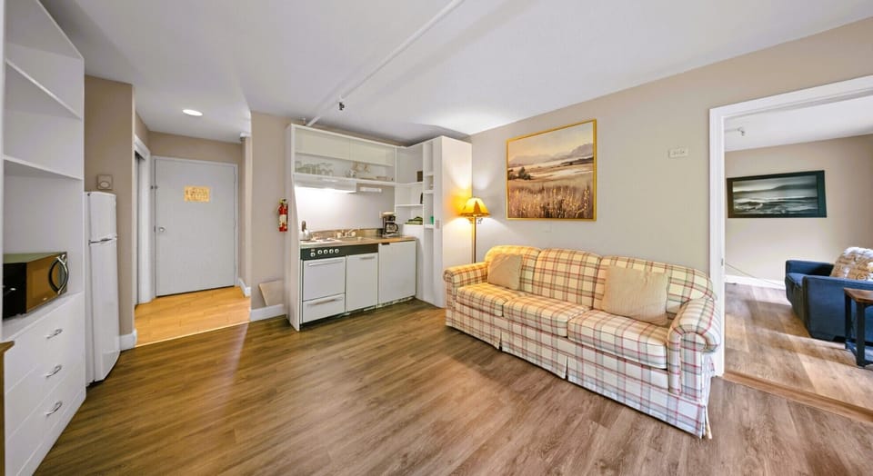 Living/Kitchenette