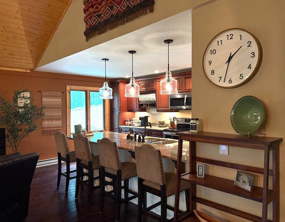 The clock says it's time to book the Tree Top Mountain Lodge! (or 1:34pm) ☺️