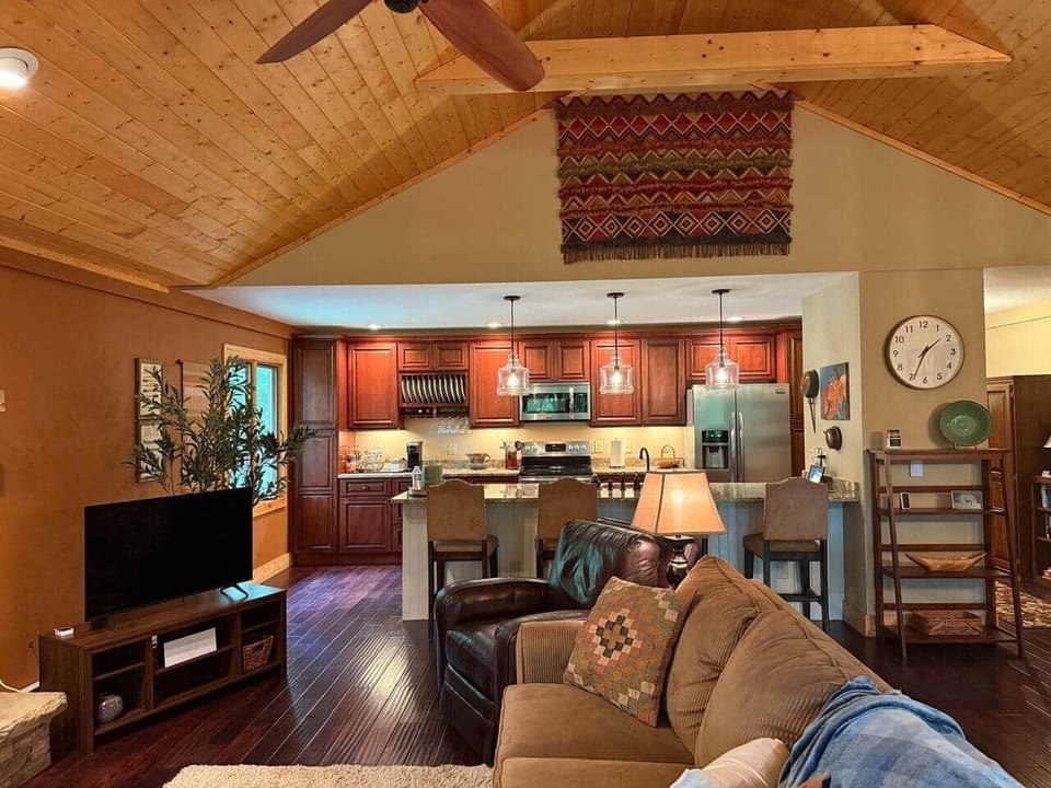 Connecting kitchen with barstools so everyone can be together! 