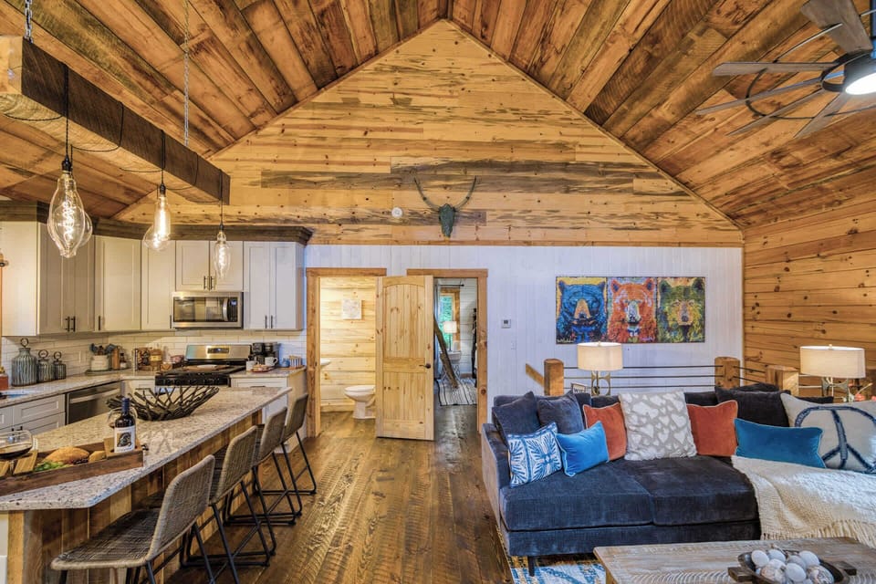 Large vaulted ceilings - bar stools for four