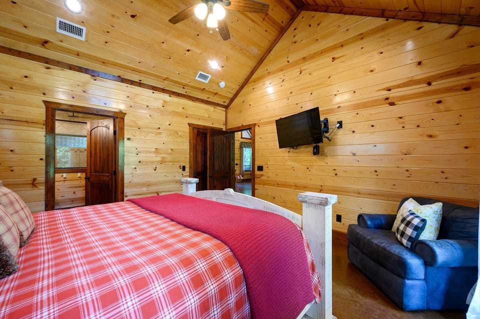 Cabin, Multiple Beds, Hot Tub, Mountain View (Majestic High) | 3 bedrooms, individually decorated, individually furnished, bed sheets