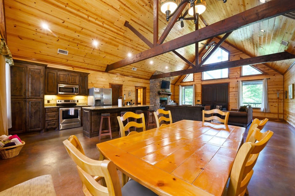 Cabin, Multiple Beds, Hot Tub, Mountain View (Majestic High) | Interior