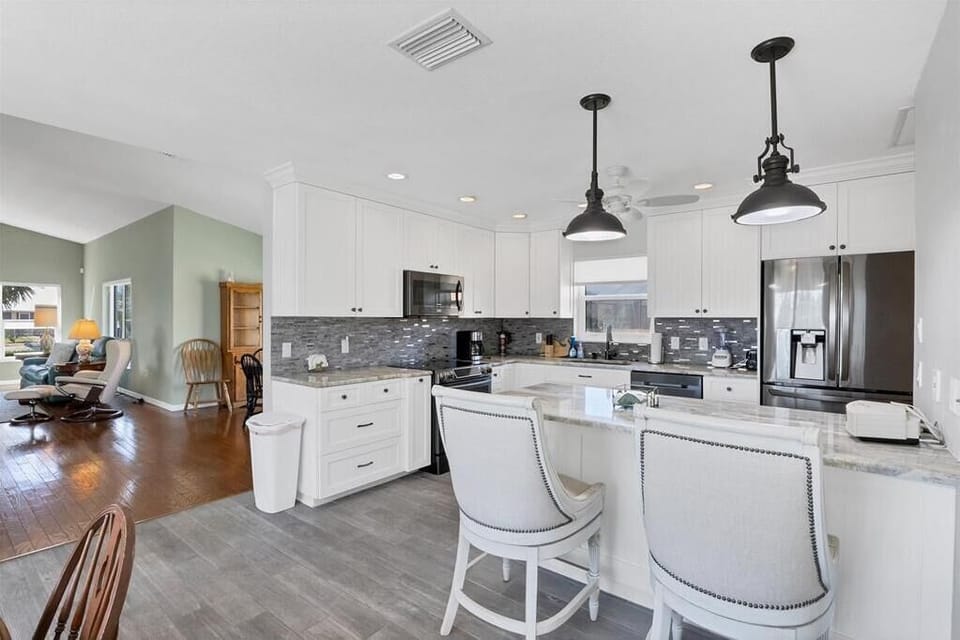 Kitchen with Bar!