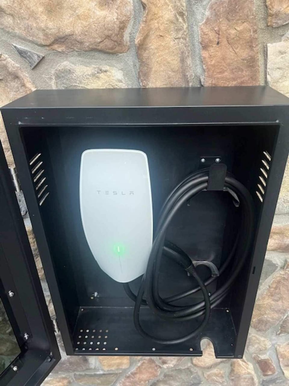 Electric vehicle charging station