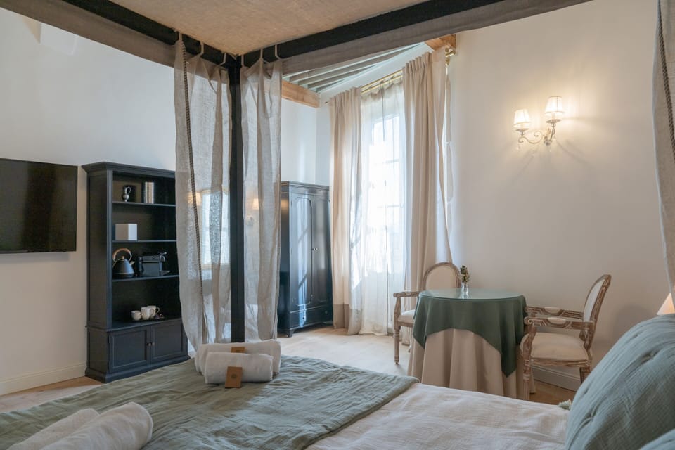 Romantic Double or Twin Room, Ensuite, Valley View (4 étoiles) | Iron/ironing board, free WiFi