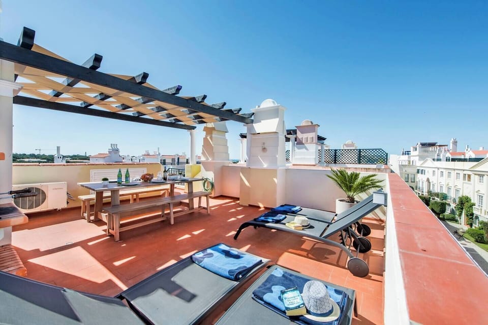 Roof terrace with sunbeds