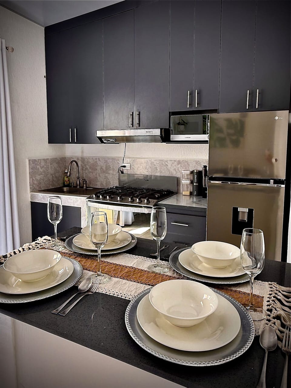 Esta es una  cocina estetica, con gabinetes amplios, utensilios y vajilla.