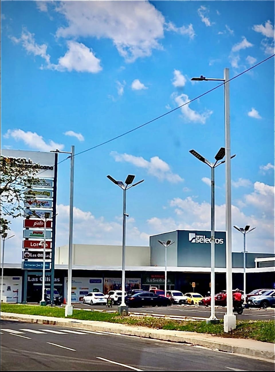 Centro comercial a pasos de la propiedad.