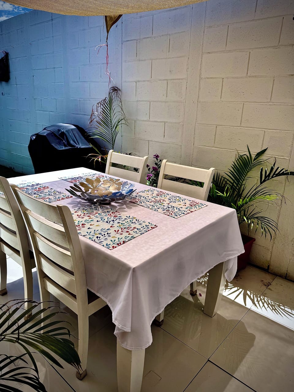 Exterior comedor para el deleite de las tardes.
