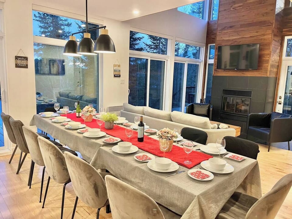 Salle à manger-salon jusqu’à 14 personnes. 