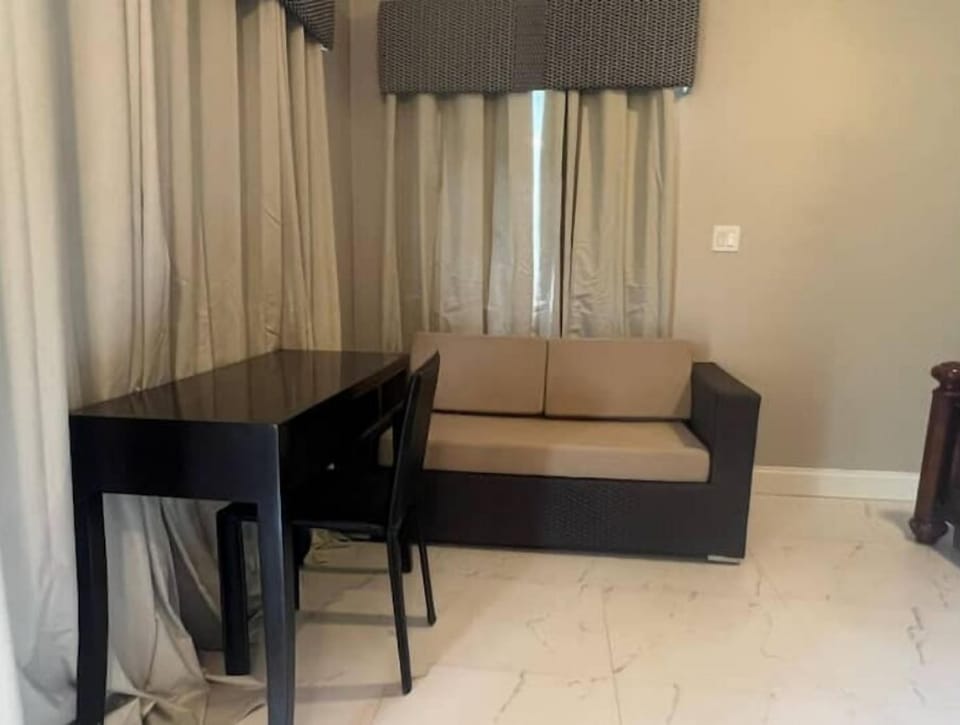 Sitting area w writing desk