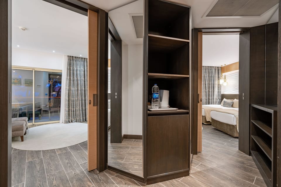 Premium bedding, free minibar, in-room safe, desk