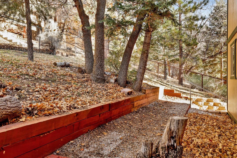Enjoy the backyard a calm outdoor space ideal for relaxing and taking in the mountain surroundings