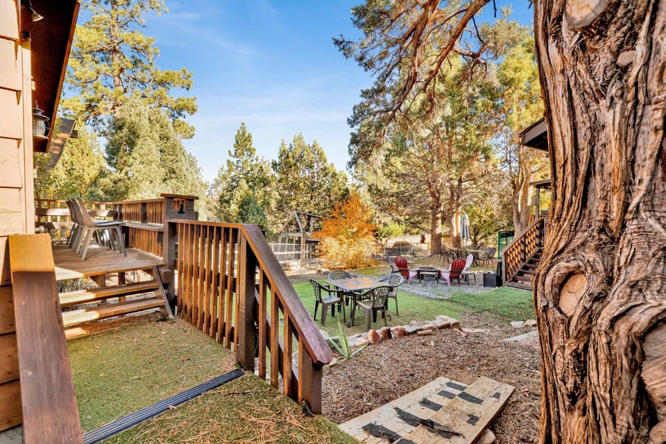 The backyard features a cozy outdoor gathering area perfect for relaxing evenings under the stars. Enjoy the mountain setting while sharing stories, roasting marshmallows, or simply unwinding outdoors.