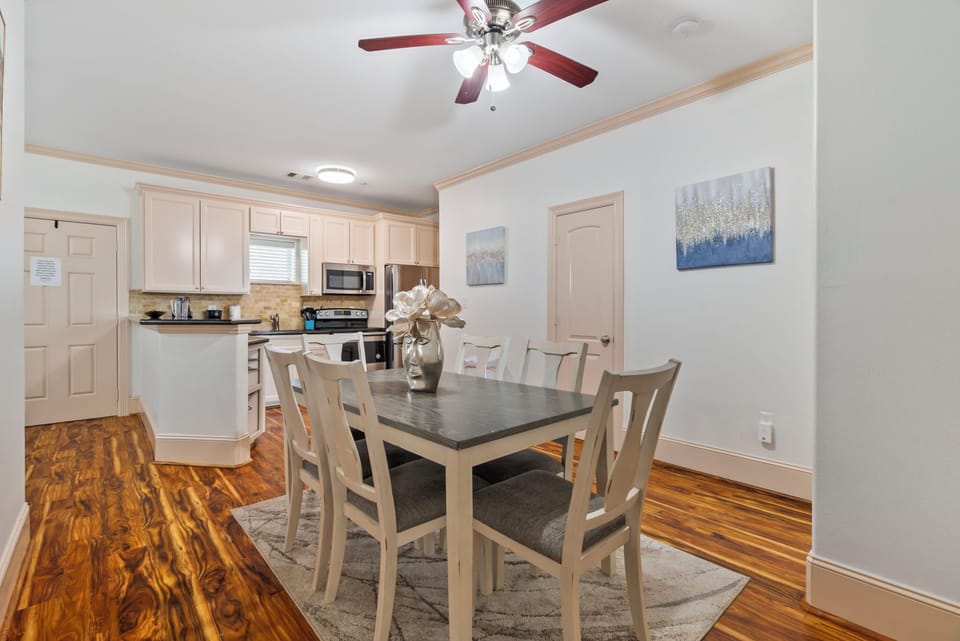 Lovely open floor plan for the dining into the kitchen.