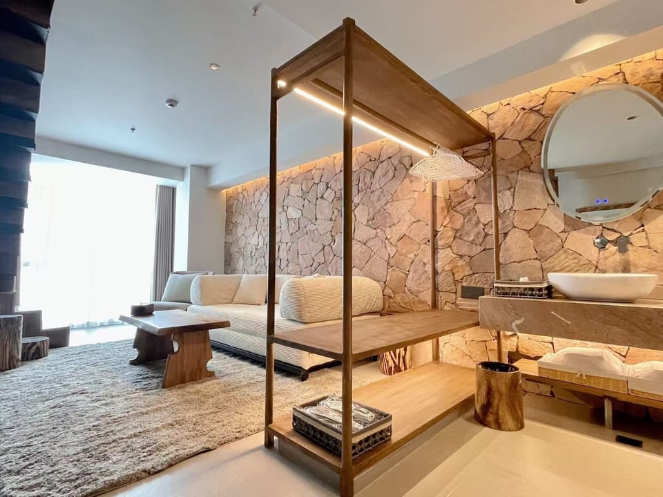 Family Duplex | Premium bedding, down comforters, iron/ironing board, WiFi (free)