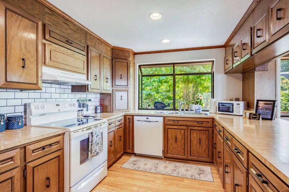 Cook with ease and style in this full kitchen featuring ample counter space and everything you need to dine in.