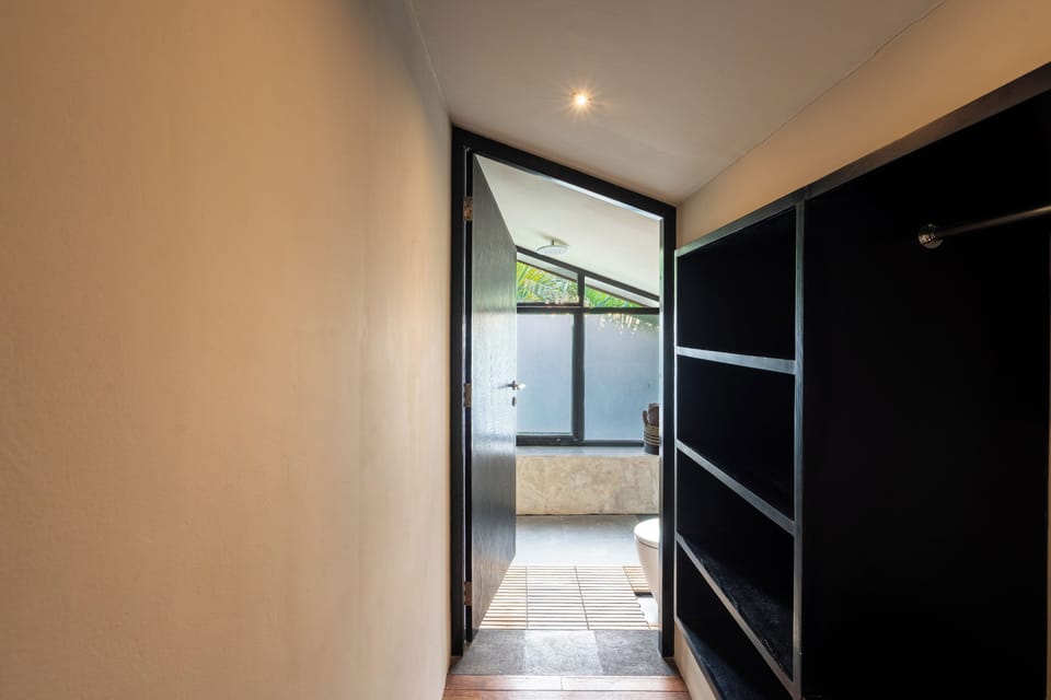 Deluxe Villa | Bathroom | Rainfall showerhead, free toiletries, hair dryer, towels