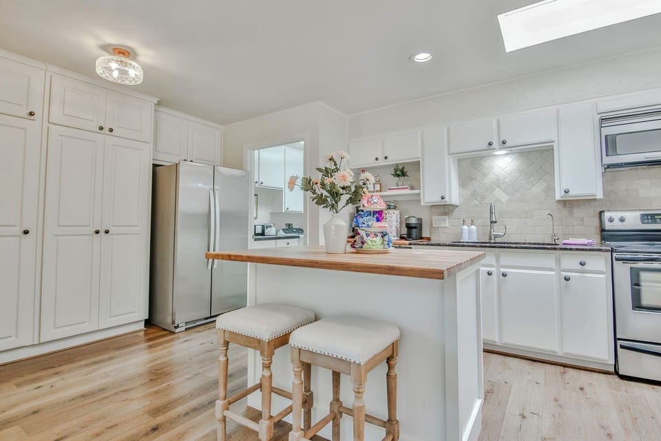 A well-appointed kitchen where even the most discerning cook would feel inspired. With a view of the courtyard and every essential at hand, this space is as practical as it is picturesque.