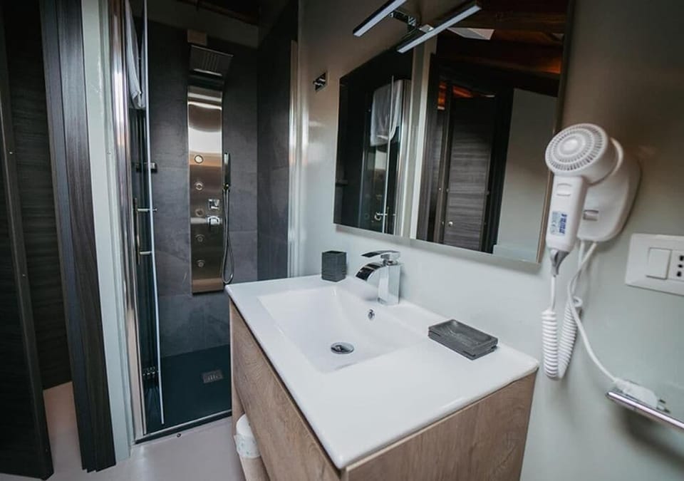 Comfort Double Room, Sea View | Bathroom | Shower, hair dryer, slippers, bidet