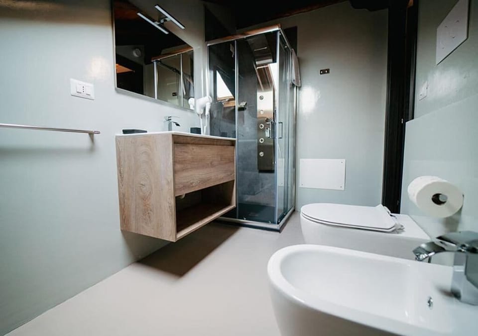 Comfort Double Room | Bathroom | Shower, hair dryer, slippers, bidet