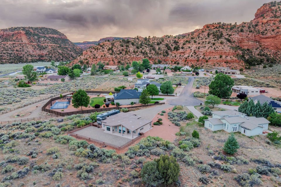 Views in every direction provide ample opportuinites to star gaze, watch for wildlife, or just enjoy the painted sunset skies of Southern Utah